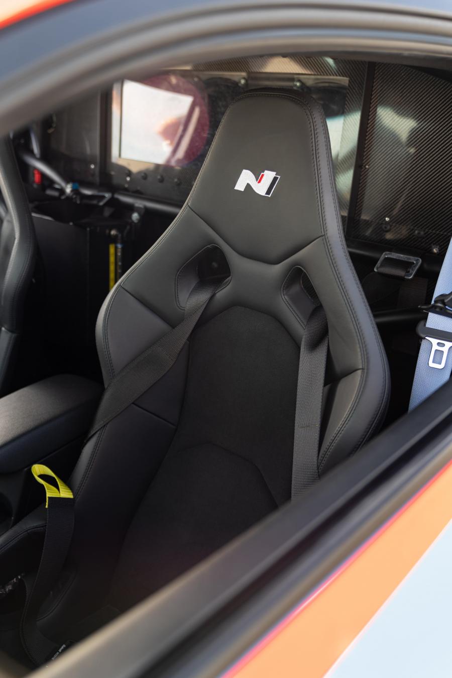 Интерьер Hyundai RM19 2019 года  (фото 32 из 86)